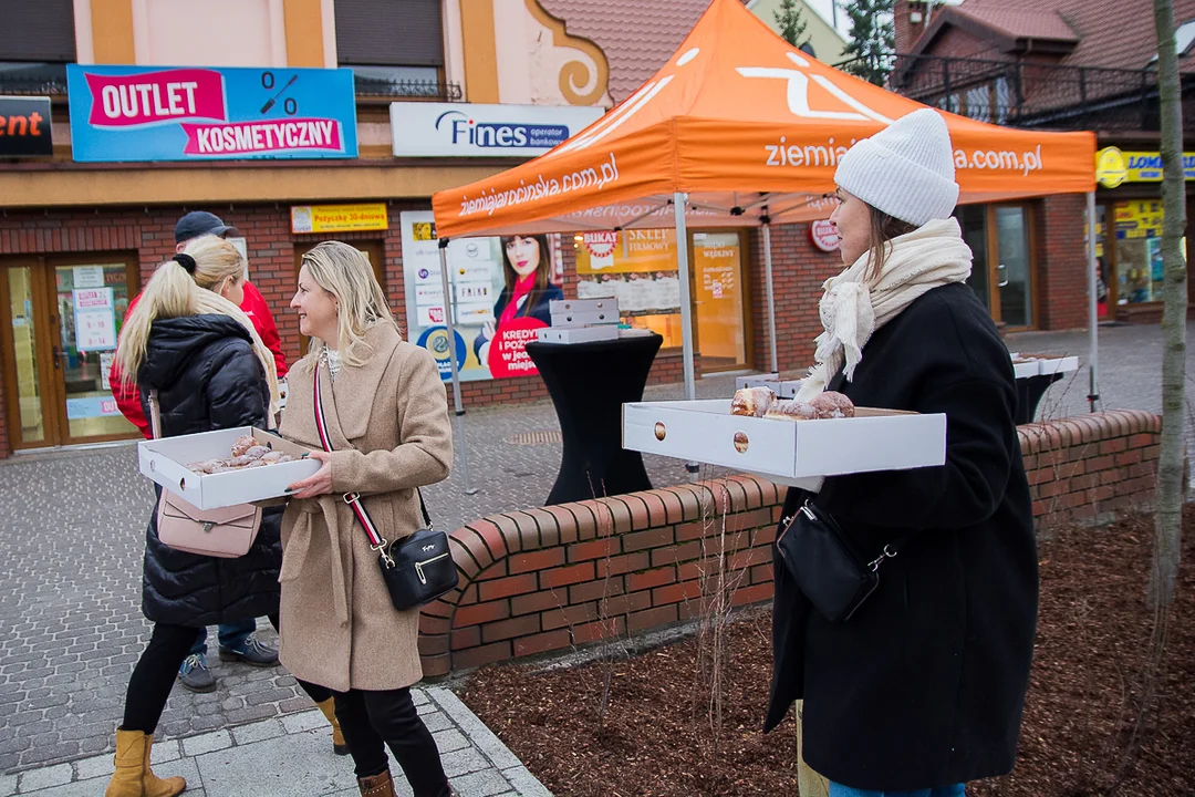 Przedwyborczy tłusty czwartek w Jarocinie. Kandydat PO KO na burmistrza i kandydaci Ziemi Jarocińskiej rozdawali pączki