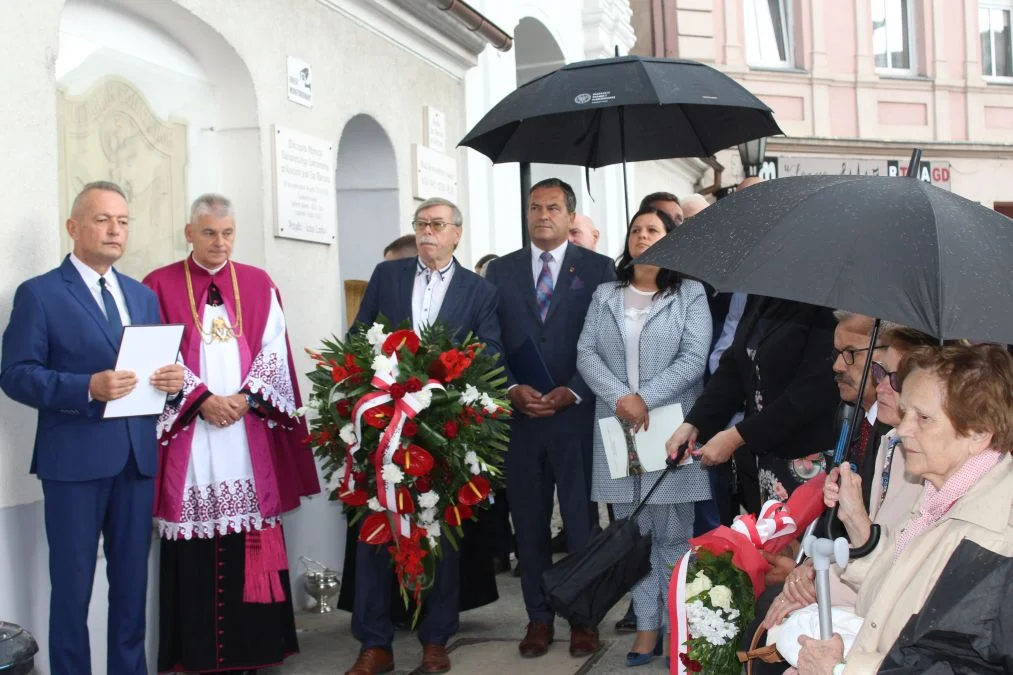 Jarocin. Odsłonięcie tablicy poświęconej kolporterom gazety konspiracyjnej "Dla Ciebie, Polsko" i koncert patriotyczny w JOK-u