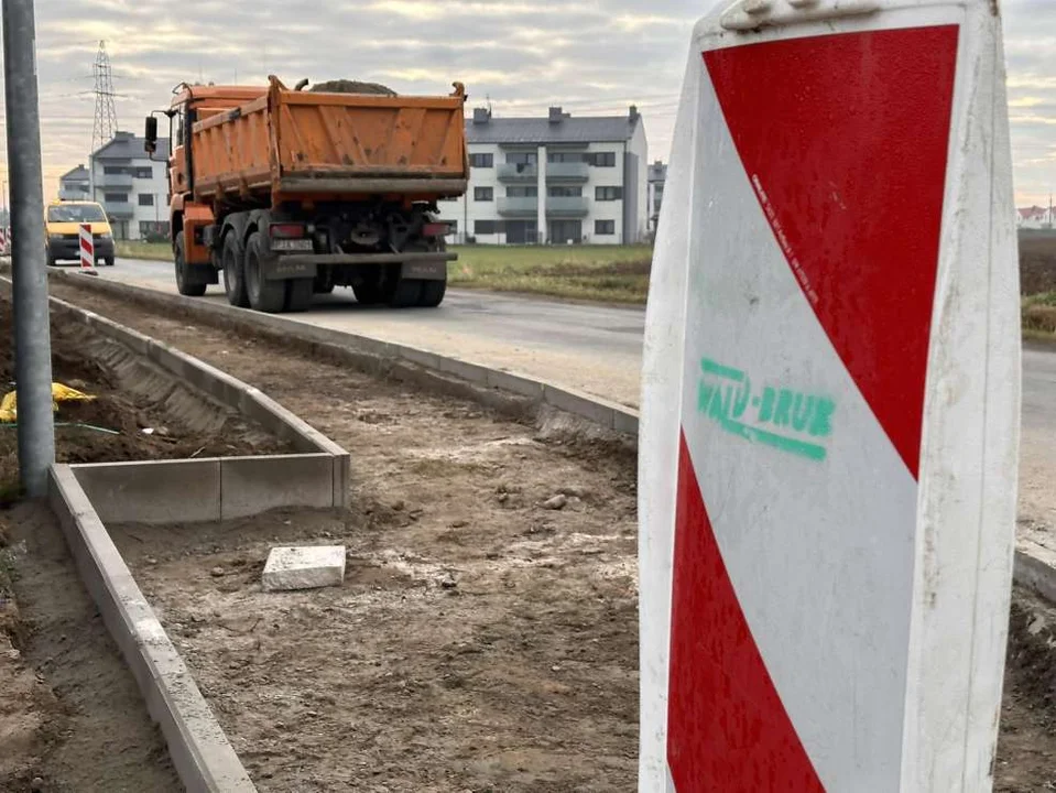 Budują długo oczekiwany chodnik przy ul. Siedlemińskiej w Jarocinie [ZDJĘCIA] - Zdjęcie główne