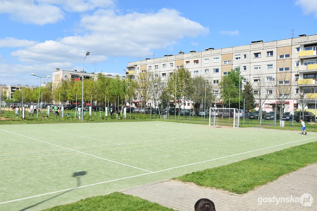 Zniszczone boisko osiedlowe w Gostyniu