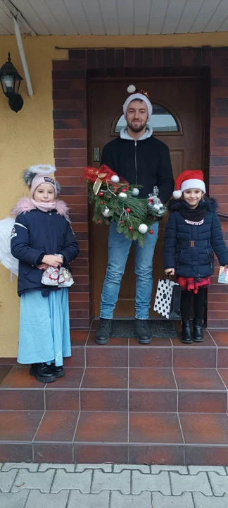 Dzieci z sołtysem Twardowa rozwieźli pierniki chorym i potrzebującym