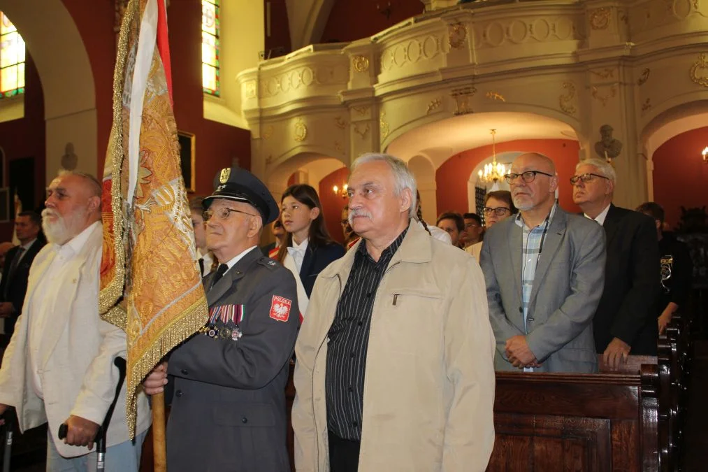 Jarocin. Odsłonięcie tablicy poświęconej kolporterom gazety konspiracyjnej "Dla Ciebie, Polsko" i koncert patriotyczny w JOK-u