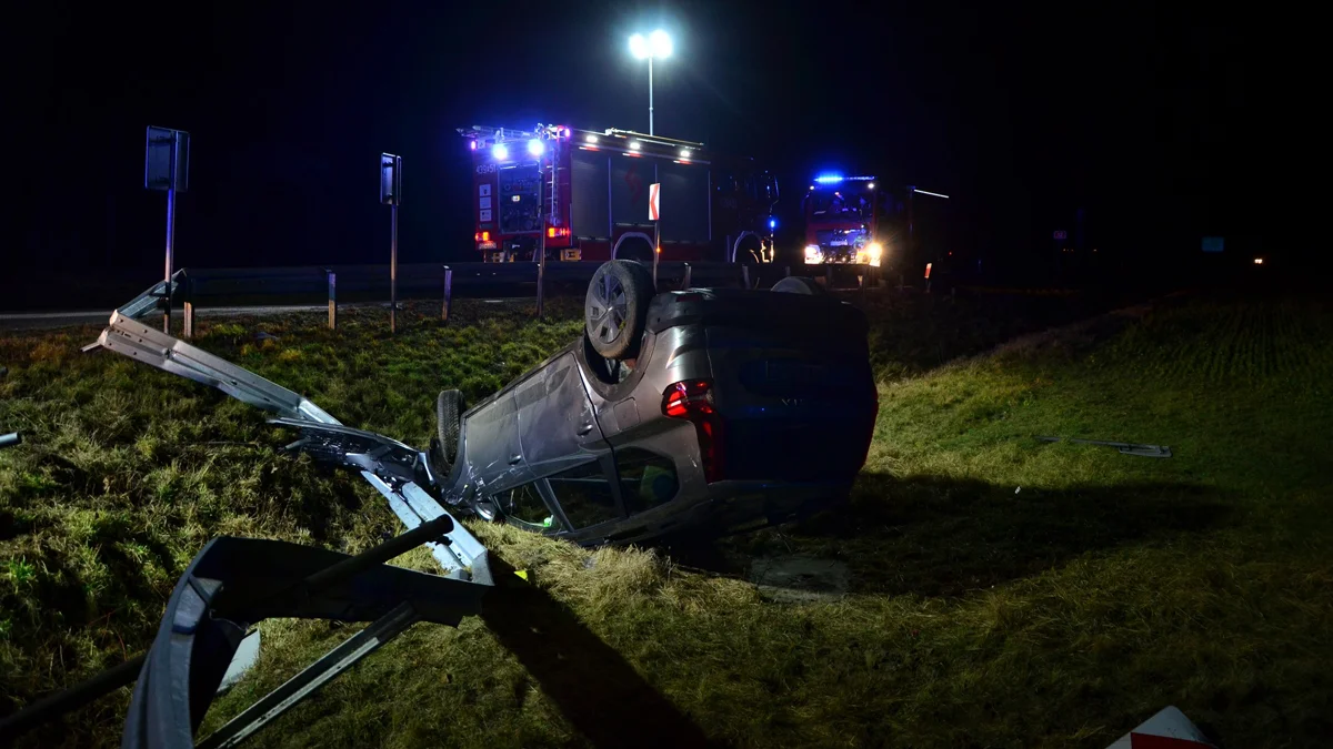 Dachowanie samochodu w Koszkowie, na skrzyżowaniu DK12 z DK437