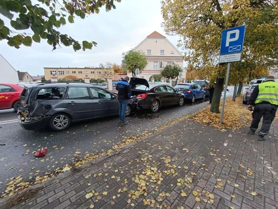 W centrum Jarocina miał miejsce karambol sześciu aut. Jedna osoba została poszkodowana [ZDJĘCIA] - Zdjęcie główne