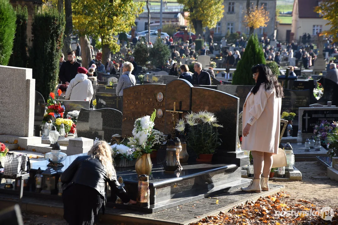 Wszystkich Świętych 2023 w Gostyniu. Znicze i kwiaty na nagrobkach - jak wyglądają cmentarze