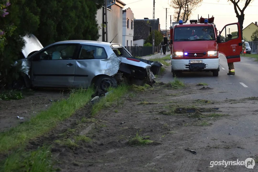 W Śmiłowie (gm. Poniec) nastolatek uderzył w słup osobówką