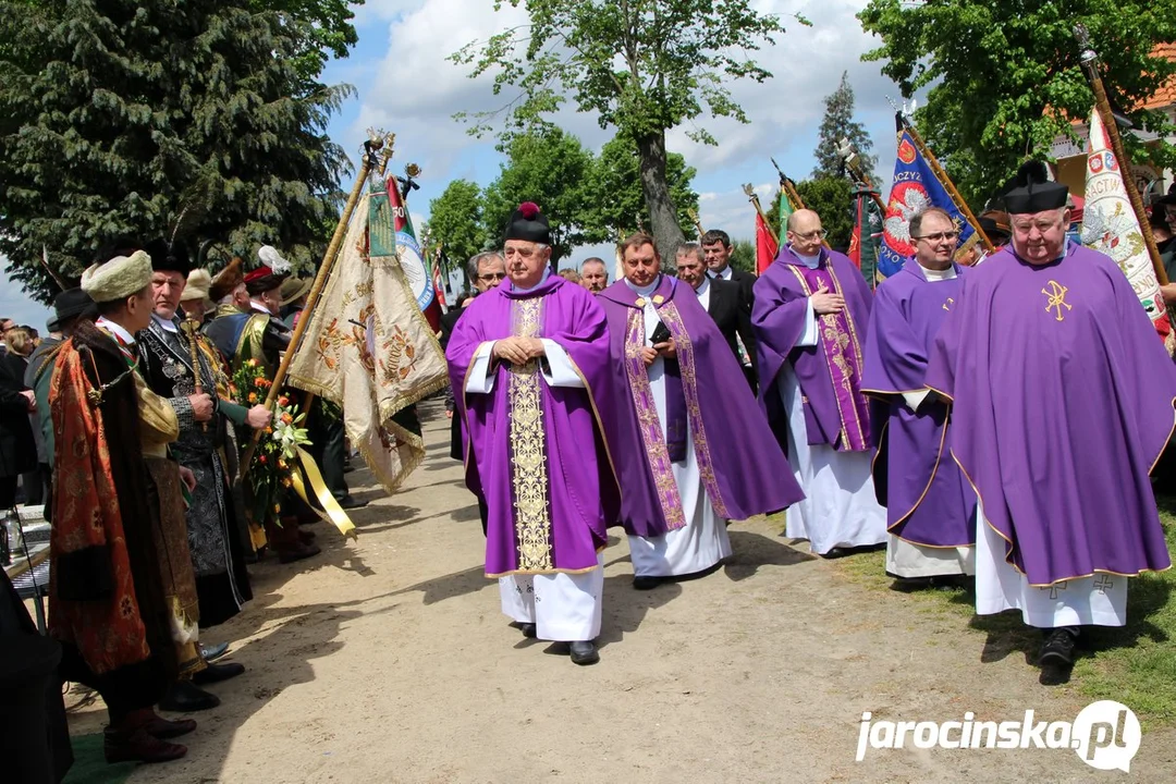 Pogrzeb Jana Klauzy, przedsiębiorcy, brata kurkowego, członka Zjednoczenia Kurkowych Bractw Strzeleckich RP na cmentarzu w Witaszycach