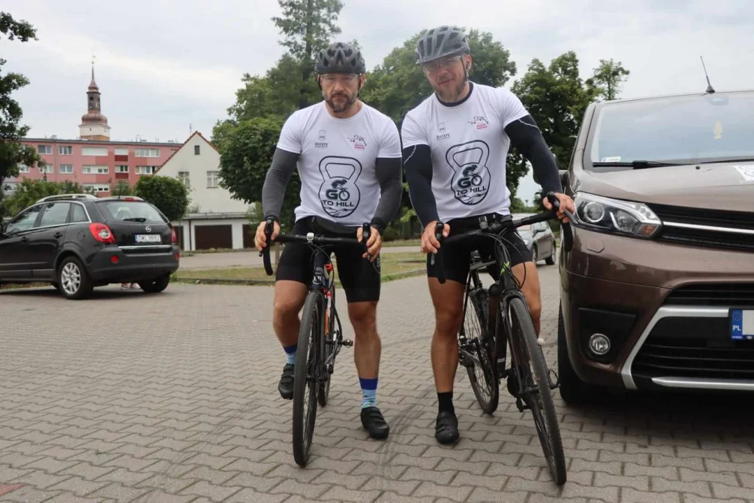 Z Jarocina  jadą rowerami na Śnieżkę