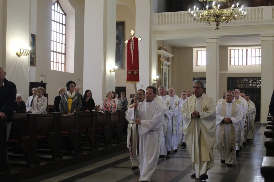 Ksiądz kanonik Rafał Sobieraj świętował 33. rocznicę święceń w Jarocinie z kolegami z rocznika [ZDJĘCIA] - Zdjęcie główne