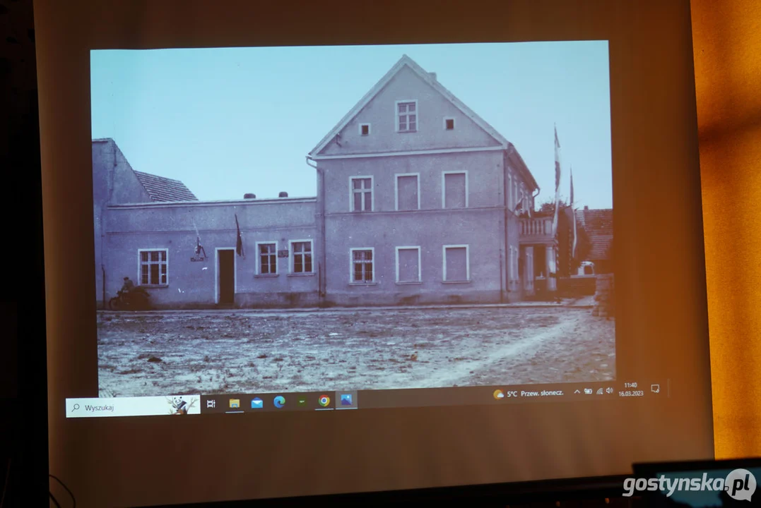 Miłośnicy starych fotografii w pogorzelskiej bibliotece