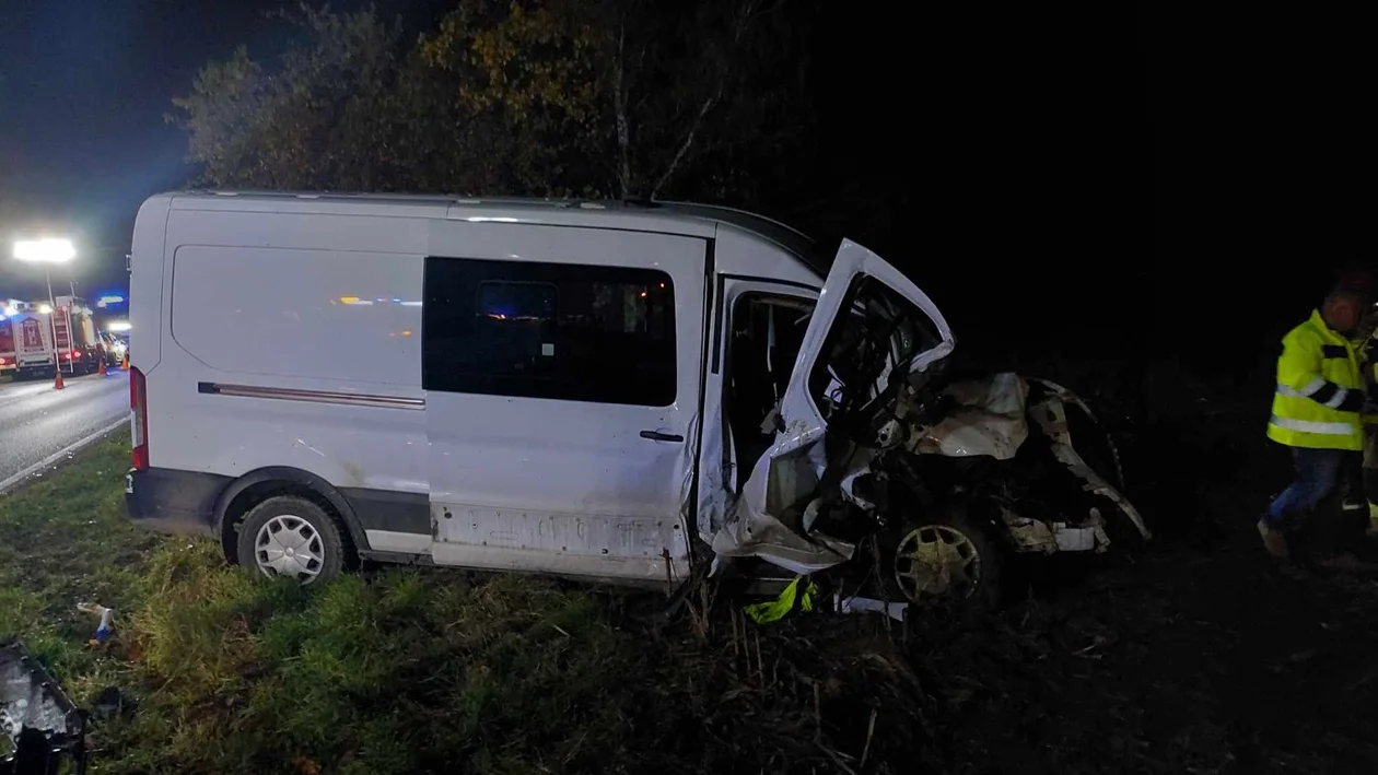 Kolizja między Dąbrówką a Goliną Wielką. Busem uderzył w beczkowóz - Zdjęcie główne