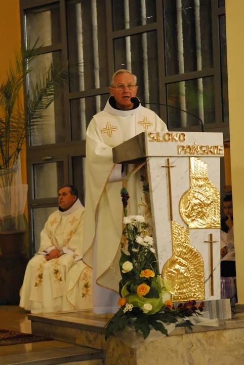 Tablica pamiątkowa dla ojca Sylwina i budowniczych kościoła w parafii św. Antoniego Padewskiego w Jarocinie