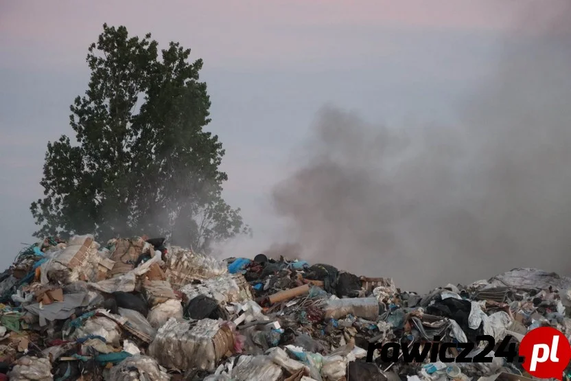 Pożar w rawickiej firmie składującej odpady (ZDJĘCIA) - Zdjęcie główne