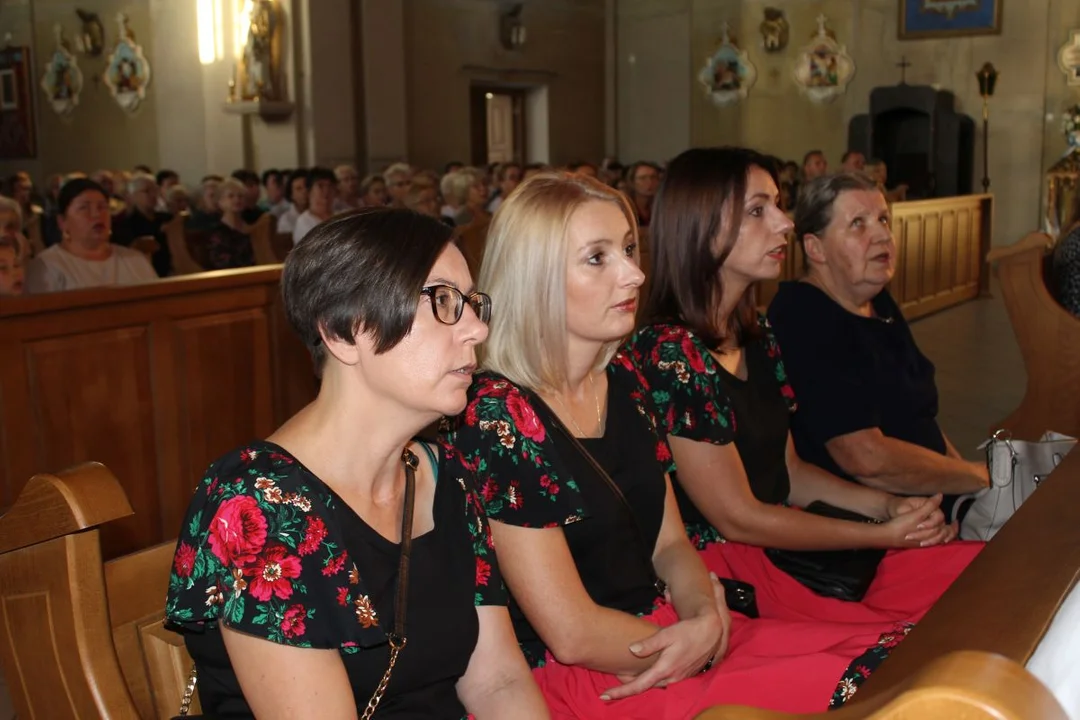 Uroczystość Matki Bożej Cieleckiej w parafii św. Małgorzaty w Cielczy z zawierzeniem KGW z gminy Jarocin