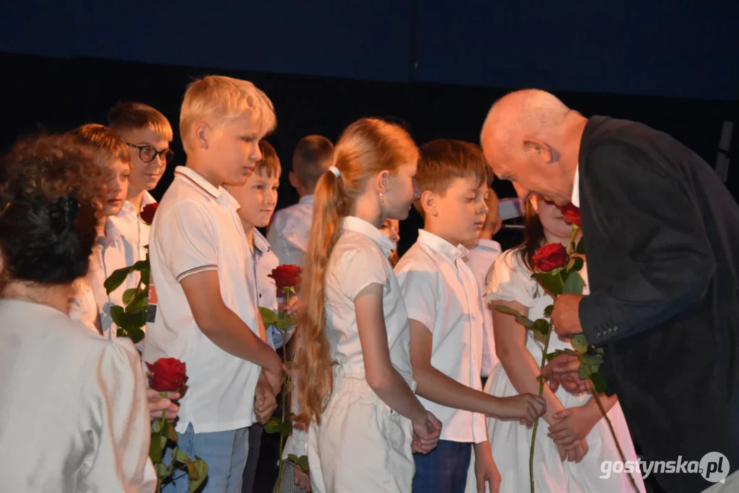 Dyrektor Szkoły Podstawowej nr 3 w Gostyniu kończy karierę zawodową. Społeczność szkolna przygotowała wzruszającą uroczystość pożegnalną