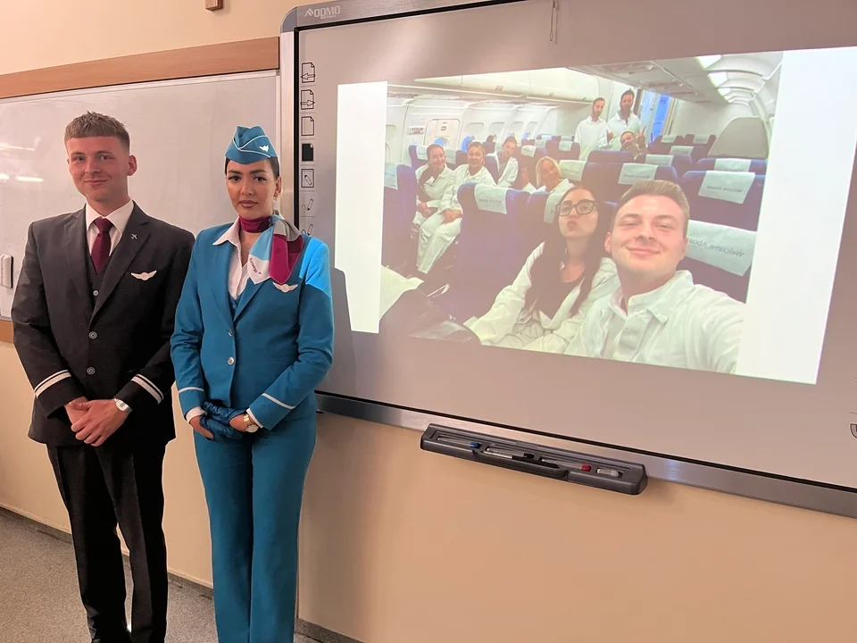 Jak wygląda praca stewardessy i stewarda? O tym rozmawiano w szkole w Benicach