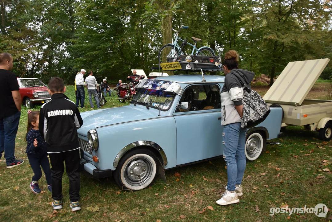 Zlot samochodów retro w Zamku Wielkopolskim w Rokosowie