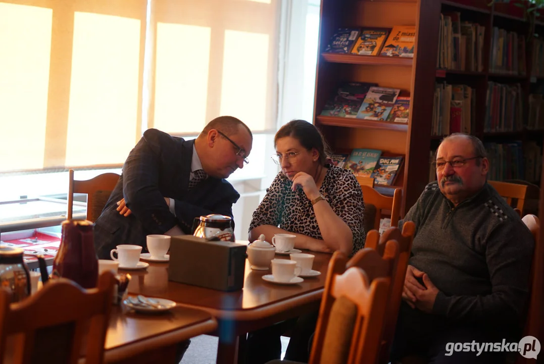 Miłośnicy starych fotografii w pogorzelskiej bibliotece