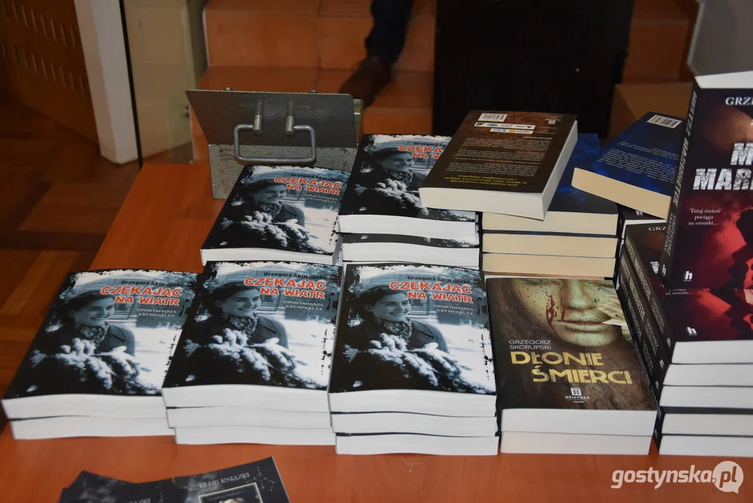 Spotkanie autorskie Grzegorza Skorupskiego w gostyńskiej bibliotece. Opowiadania "Czekając na wiatr"