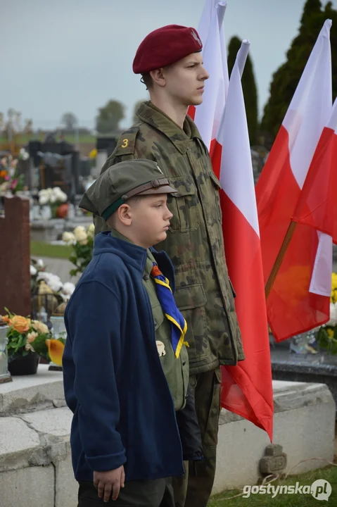 Przemarsz i uroczystości na cmentarzu w dniu 11 listopada w Krobi