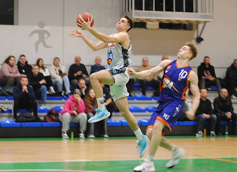 Koszykarski thriller przy ulicy Szkolnej. Kosz lepszy od Pyry