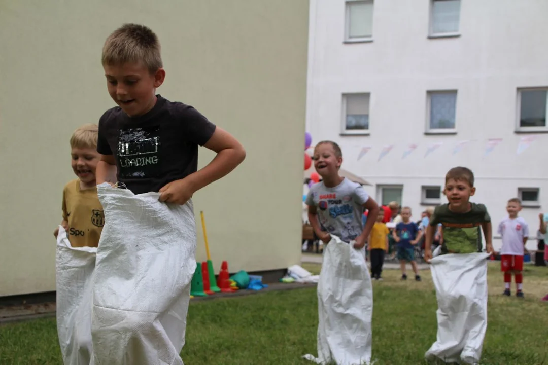 Przedszkolaki integrowały się z seniorami. Festyn na ulicy Zacisznej w Jarocinie