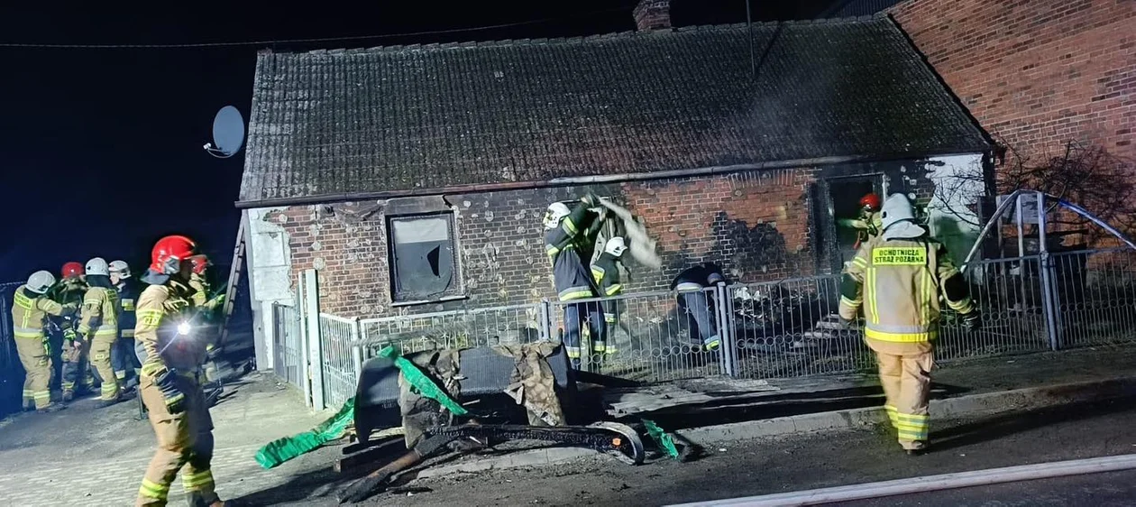 Nocny pożar w gminie Czermin. Ogień zajął altanę i elewację domu [ZDJĘCIA] - Zdjęcie główne