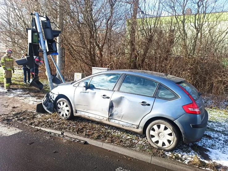 Rawicz. Auto zatrzymało się na znaku sygnalizacji świetlnej - Zdjęcie główne