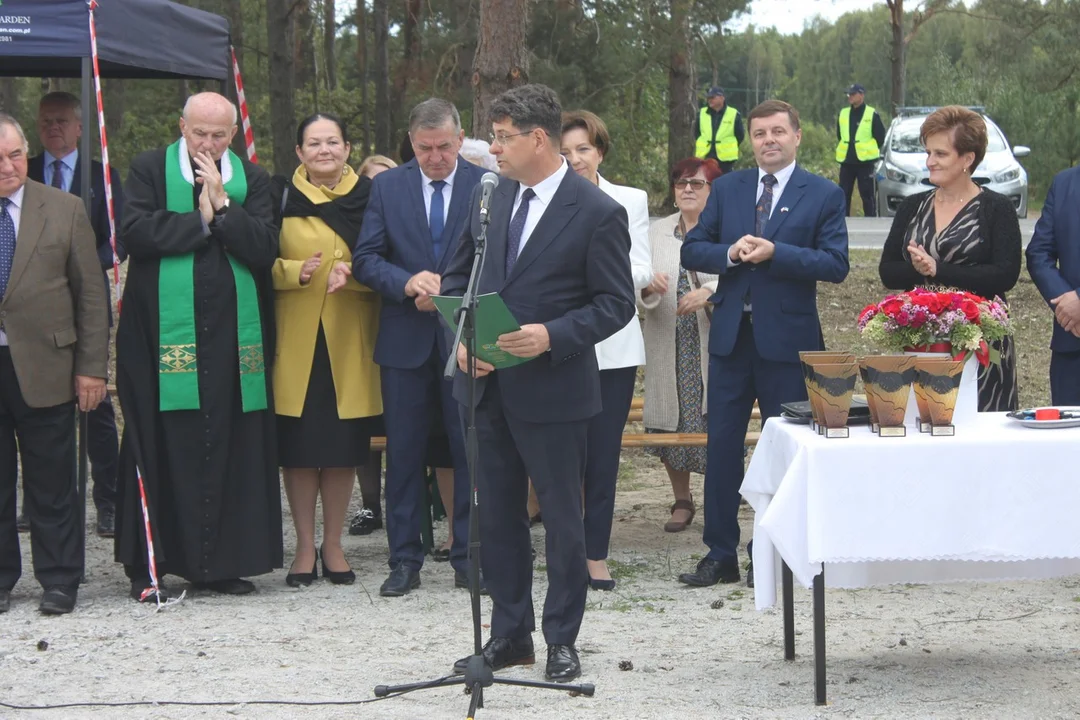 Minister Marlena Maląg otworzyła drogę Białobłoty-Orlina Duża. Towarzyszyli jej posłowie i samorządowcy