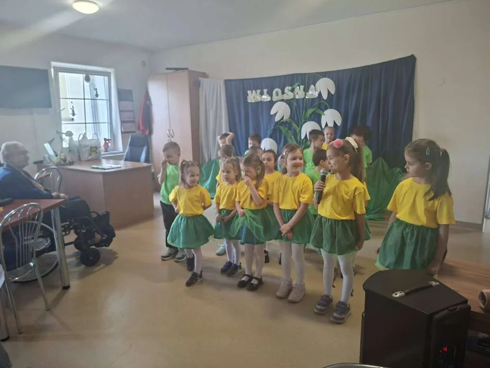 Wielkanocne przedstawienie przedszkolaków z „Poziomki” wywołało wiele euforii i wzruszyło widzów [ZDJĘCIA]