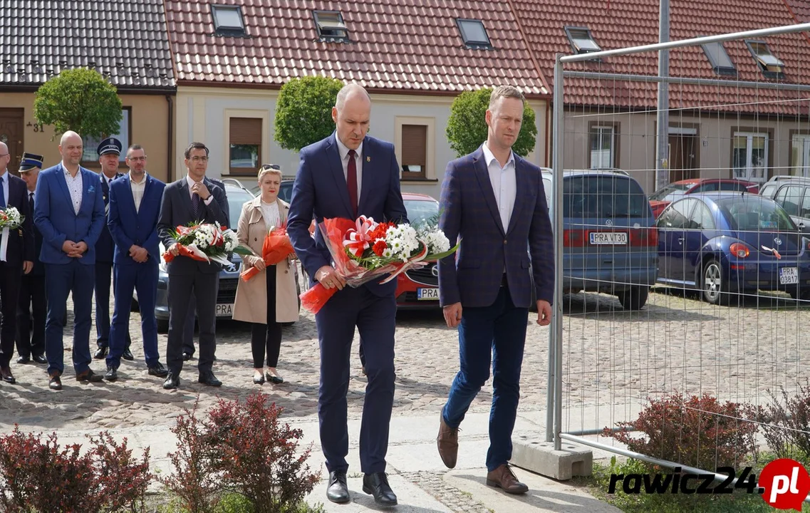 Upamiętnili ofiary zbrodni katyńskiej. W Rawiczu i Sarnowie złożono kwiaty - Zdjęcie główne