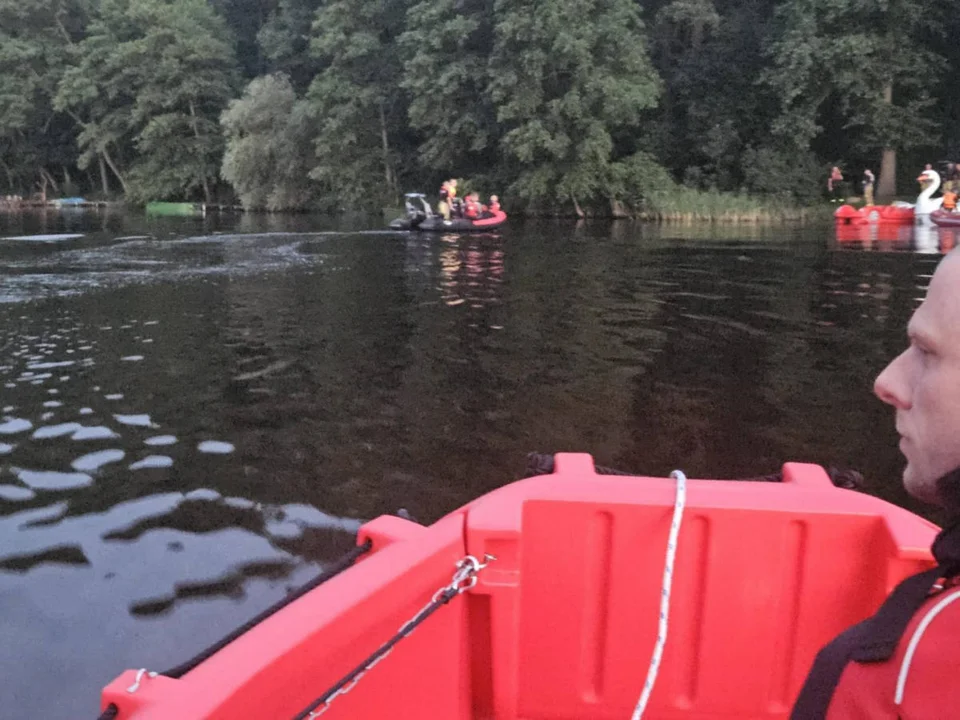 Jezioro w Cichowie. Intensywne poszukiwania młodych ludzi, którzy wypadli z kajaka