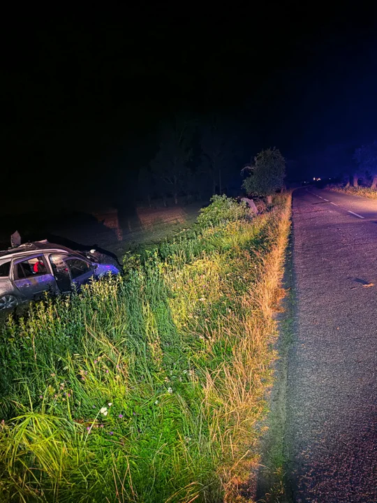 29-latka roztrzaskała się Renault na drzewie