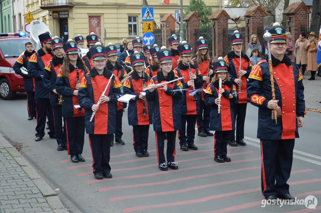 Przemarsz i uroczystości na cmentarzu w dniu 11 listopada w Krobi