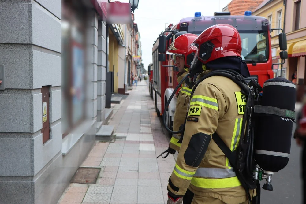 Swąd spalenizny w kamienicy na deptaku