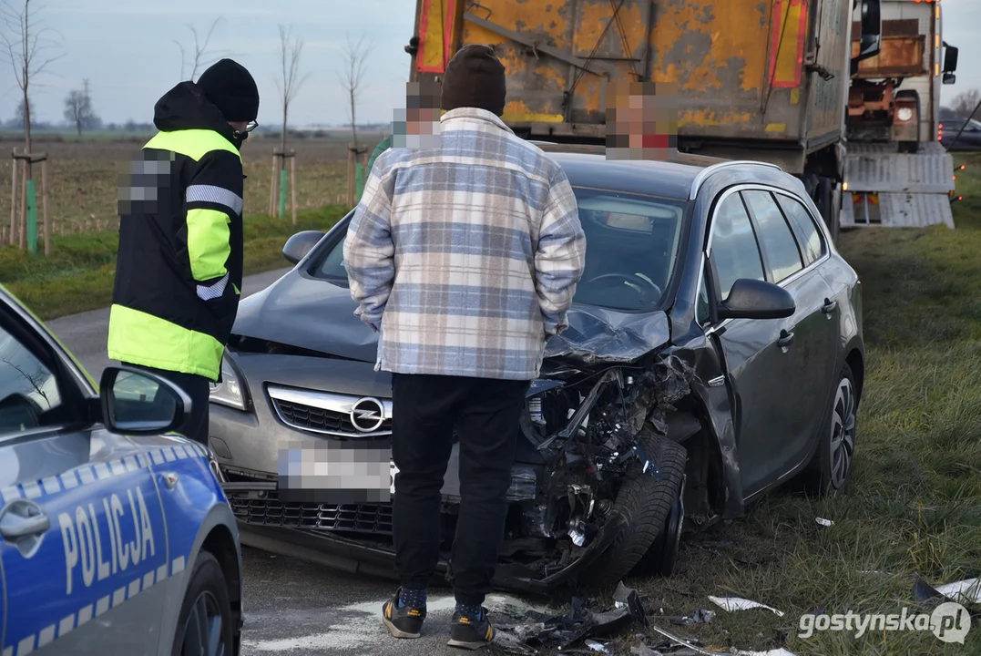 Zderzenie ciągnika rolniczego, "wanny" oraz osobówki na trasie Krobia - Pępowo