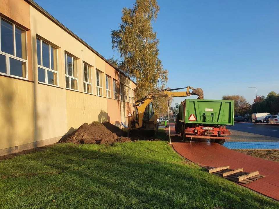 Montaż podziemnych zbiorników na deszczówkę koło Szkoły Podstawowej w Krobi