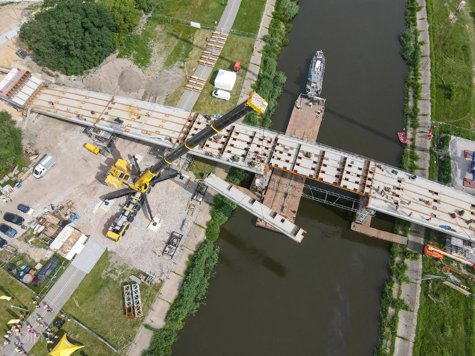 Gigantyczna konstrukcja połączyła brzegi Warty w Poznaniu. Powstają Mosty Berdychowskie [ZDJĘCIA] - Zdjęcie główne