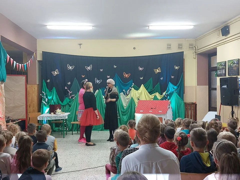 Rodzice zagrali dla dzieci. Premiera muzycznej bajki w Szkole Podstawowej Daleszyn