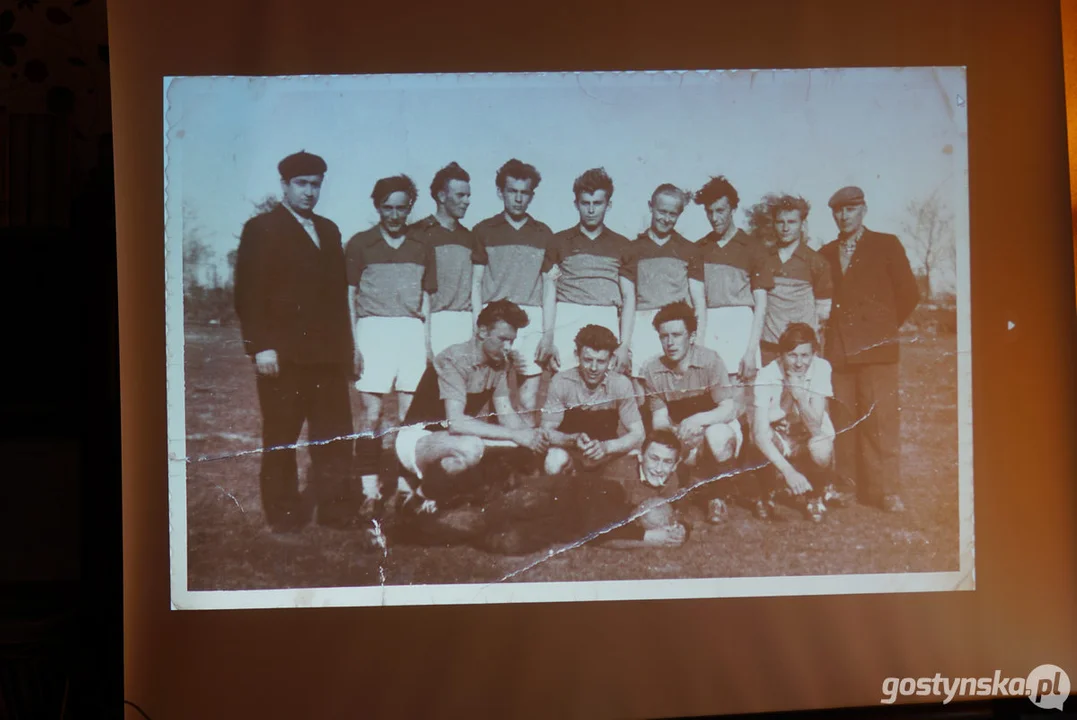 Miłośnicy starych fotografii w pogorzelskiej bibliotece