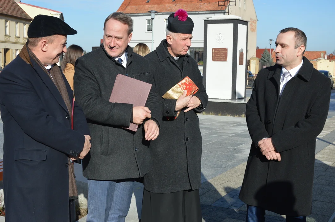 Otwarcie rynku w Jutrosinie z udziałem przedstawicieli samorządów, wojewody i parlamentu