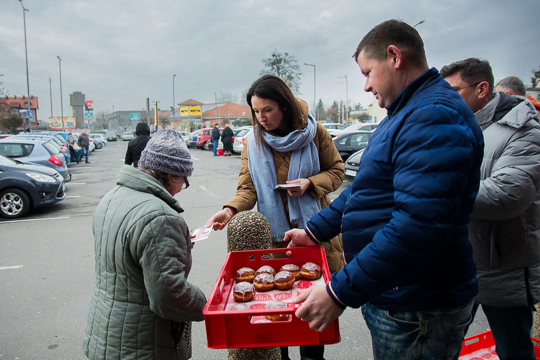 Przedwyborczy tłusty czwartek w Jarocinie. Kandydat PO KO na burmistrza i kandydaci Ziemi Jarocińskiej rozdawali pączki