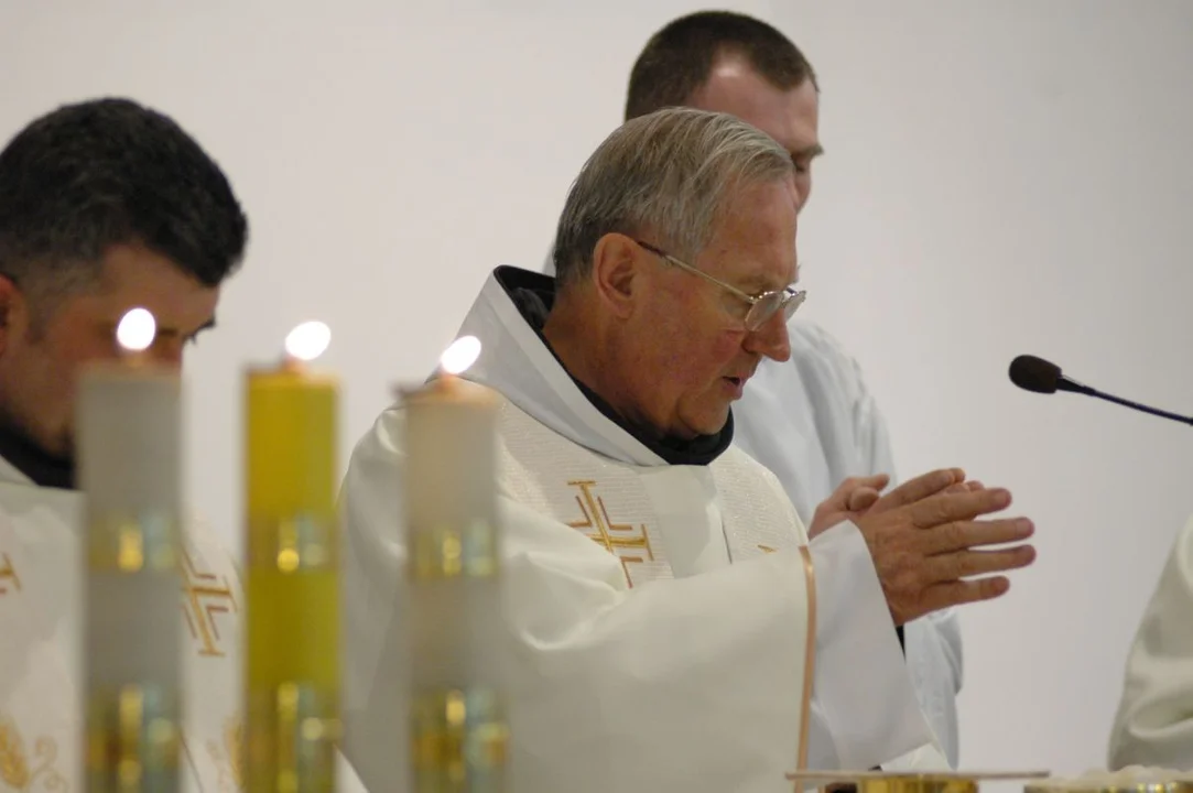 Tablica pamiątkowa dla ojca Sylwina i budowniczych kościoła w parafii św. Antoniego Padewskiego w Jarocinie