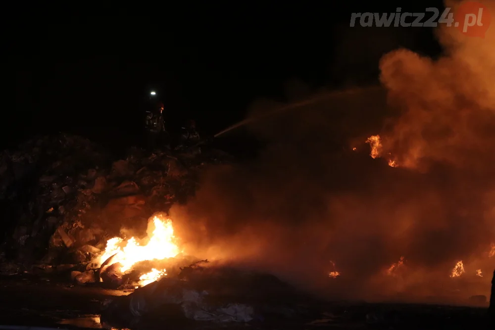 Pożar odpadów na terenie jednej z rawickich firm