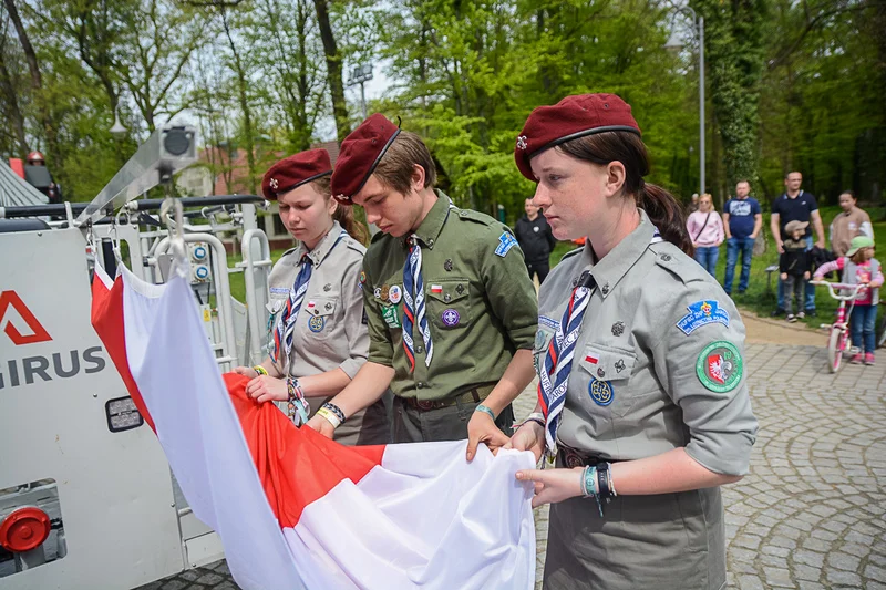 Wystawa zabytkowych pojazdów w Jarocinie z okazji Święta Flagi