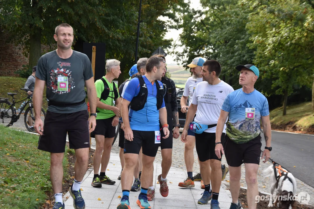 Historyczny bieg Fundacji Fabryka Pomysłów. Zwiedzają osady i kurhany w gm. Gostyń