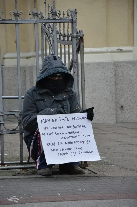 Samotny pod kościołem