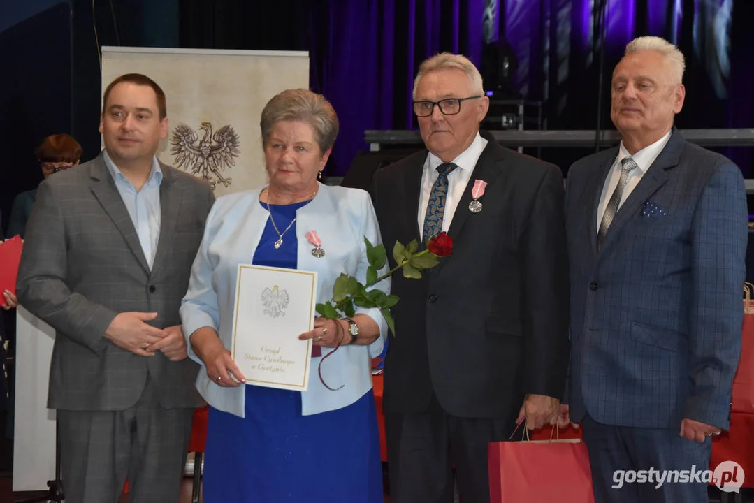 Jubileusze małżeńskie w gminie Gostyń. Blisko 60 par otrzymało pamiątkowe medale