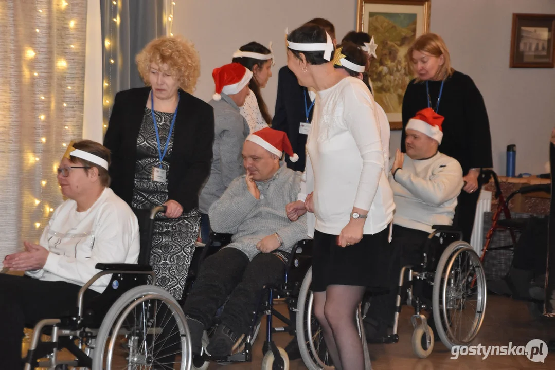 Jasełka bożonarodzeniowe  ze świątecznymi życzeniami w ŚDS w Gostyniu