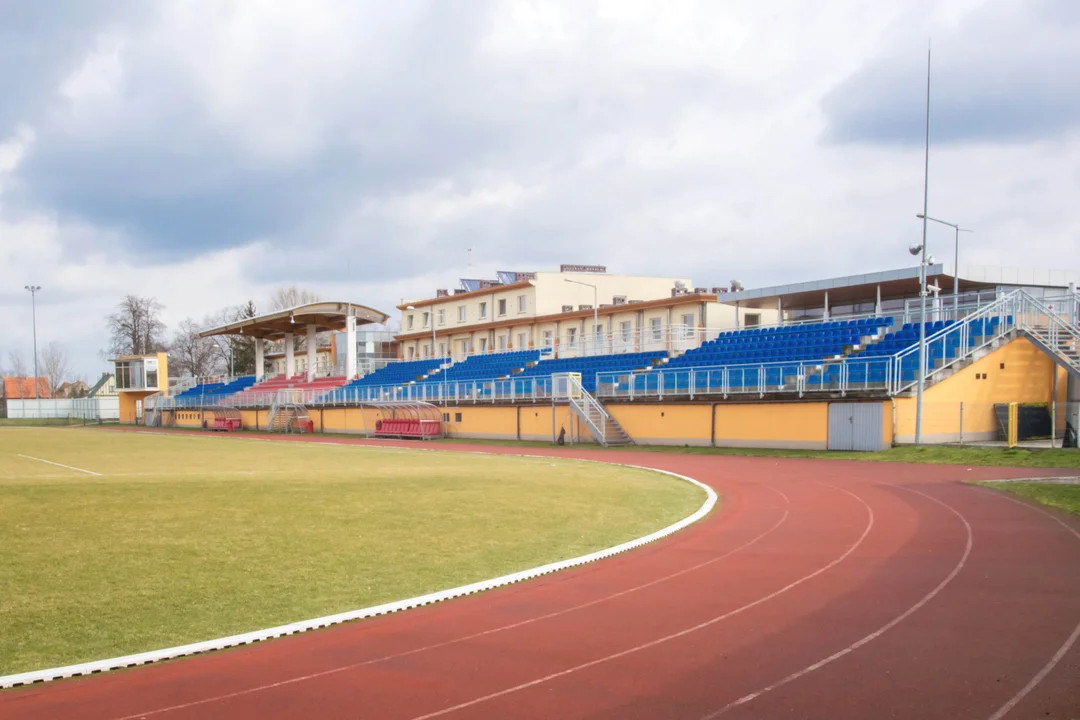 Trybuna wschodnia na jarocińskim stadionie